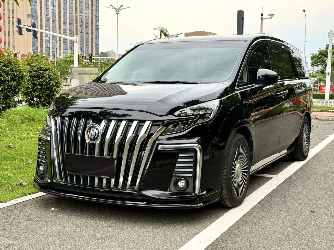 Buick 2022 GL8 ES Lu Zun 48V 2.0T 653T Comfortable Automatic Gear - View 1