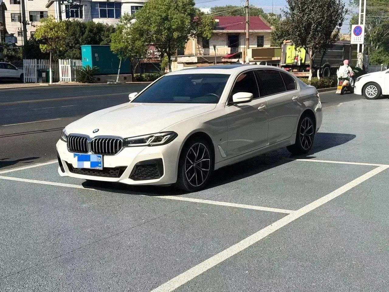 Open image lightbox: BMW 5 Series 2023 530Li 2.0T Exclusive M Sports Suit Automatic Gear