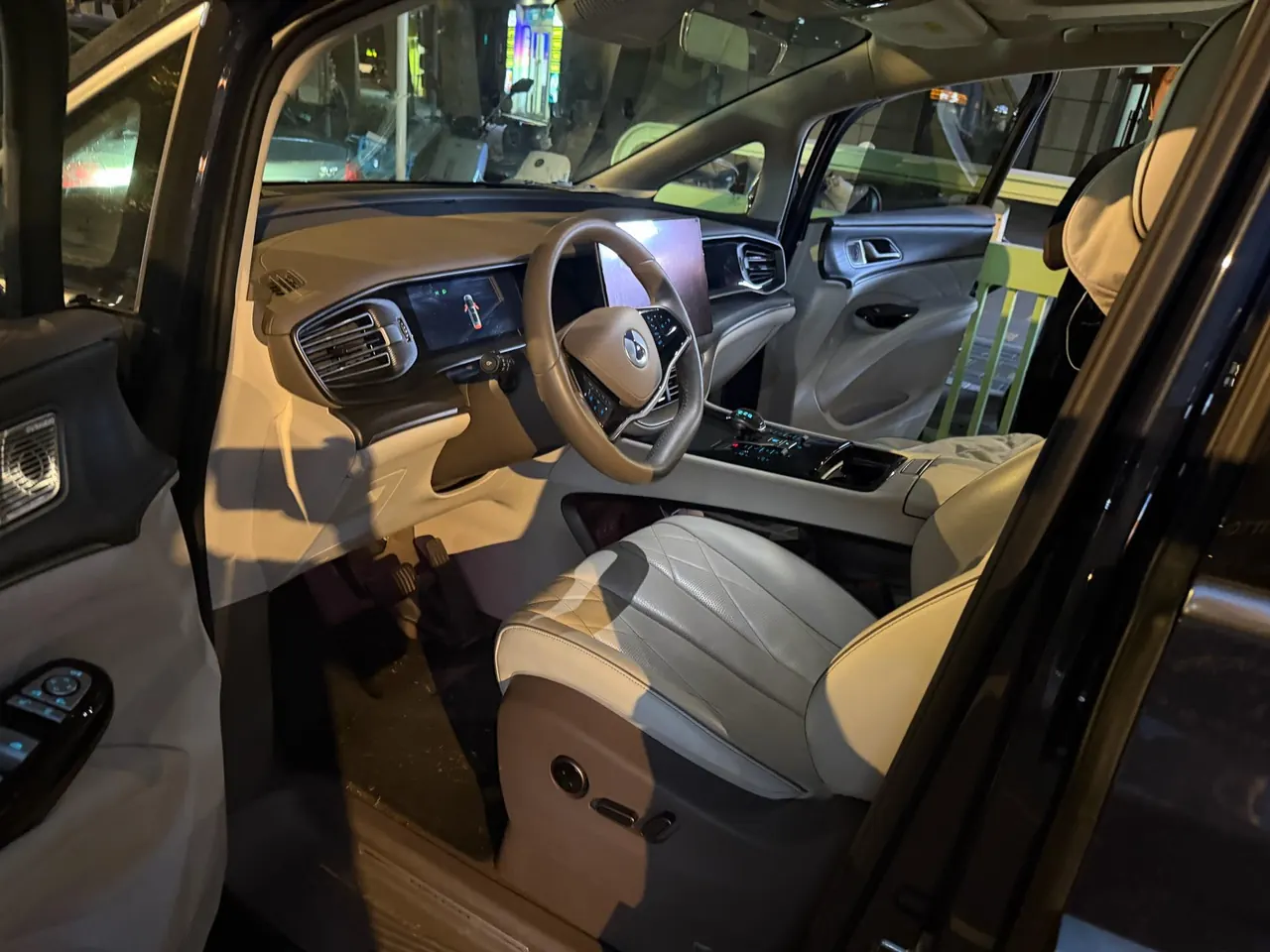 Denza 2022 Denza D9 DM-i 1.5T Stepless 970 Four-wheel Drive Honorable Automatic Gear 2