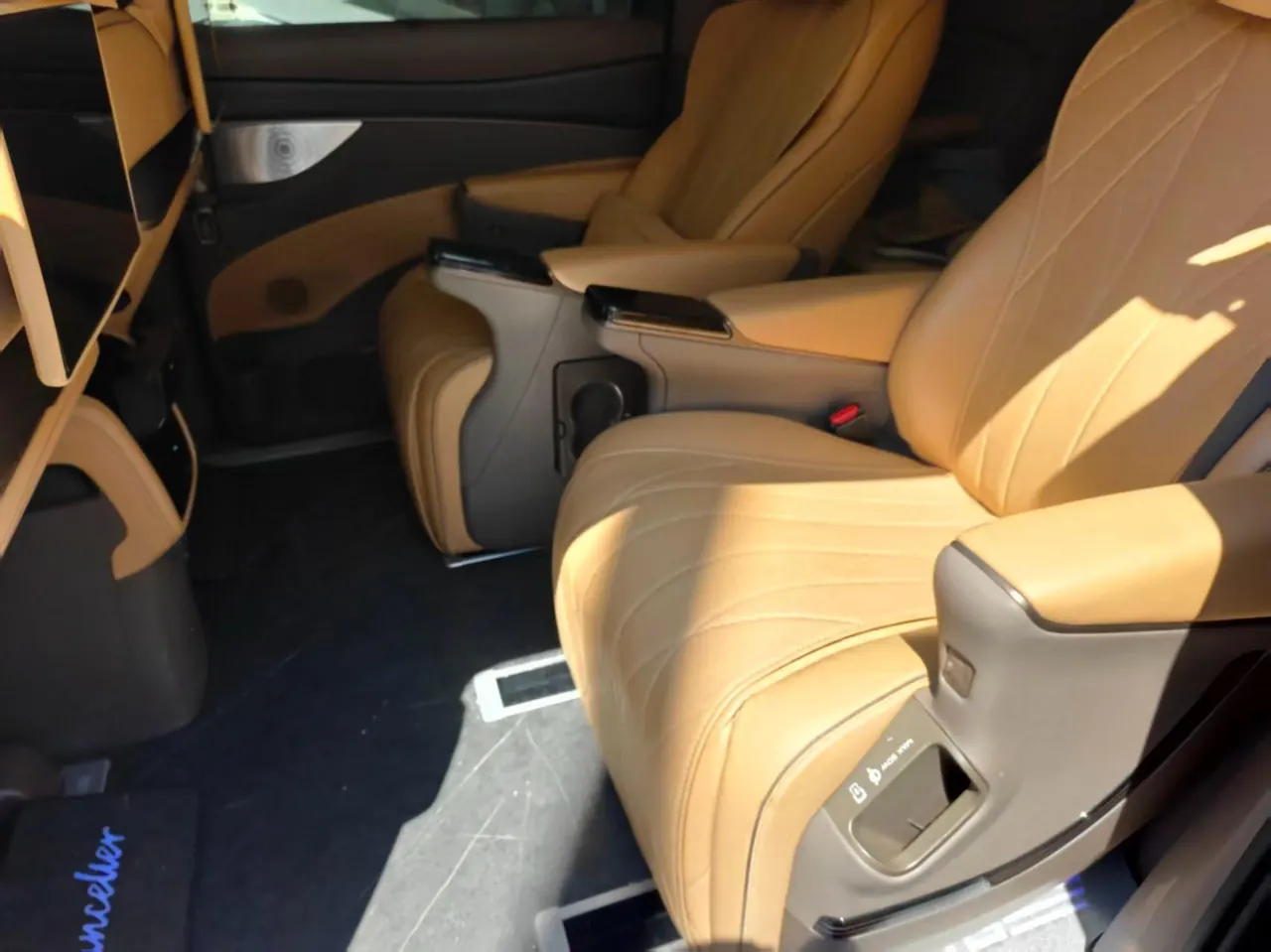 Denza 2024 Denza D9 DM-i 1.5T stepless 980 four-wheel drive distinguished automatic gear 3