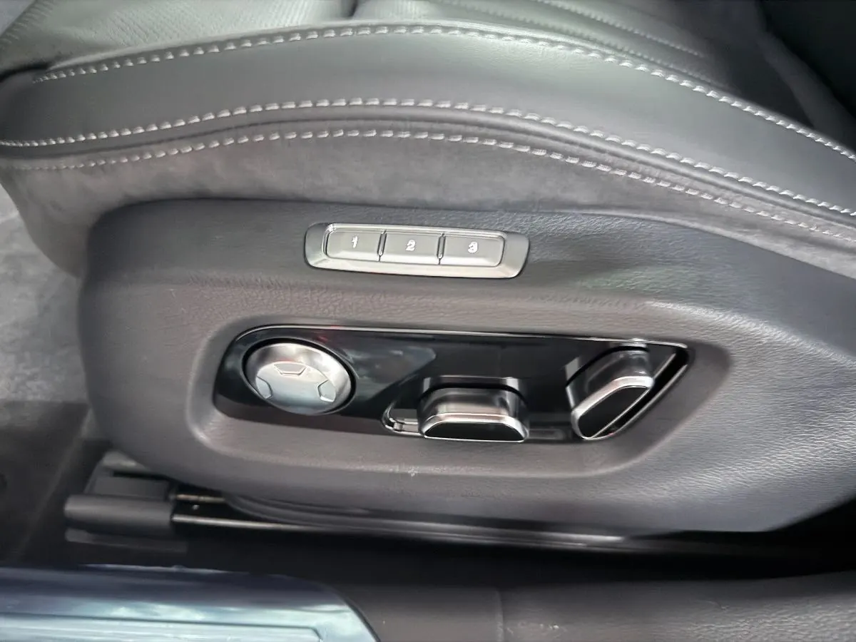 HongQi 2022 H9 48V 2.0T Zhilian Qi Chang Edition Automatic Gear 17