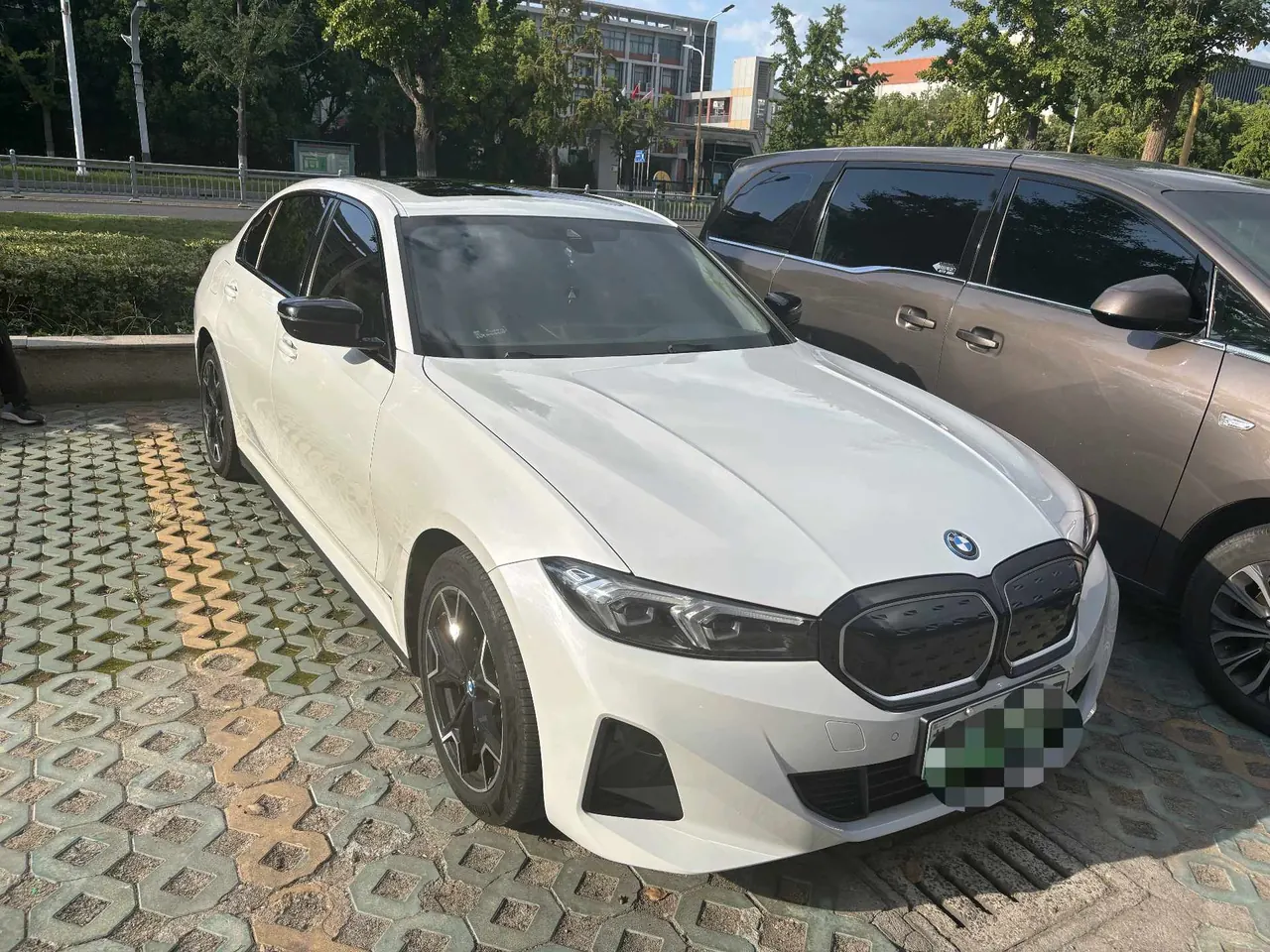 BMW 2023 i3 eDrive 40 L obsidian night suit automatic gear 2