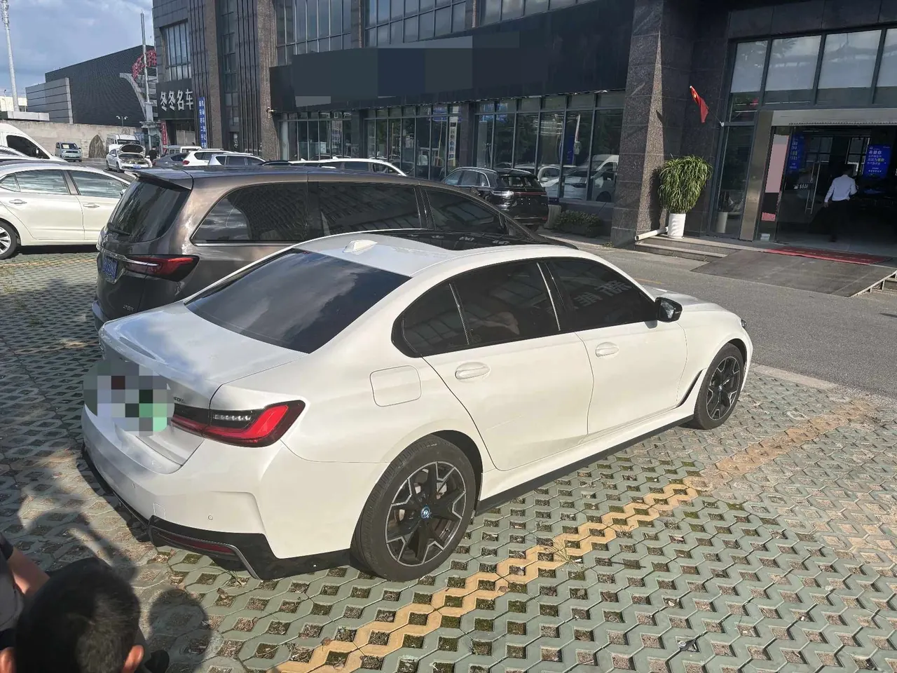 BMW 2023 i3 eDrive 40 L obsidian night suit automatic gear 5