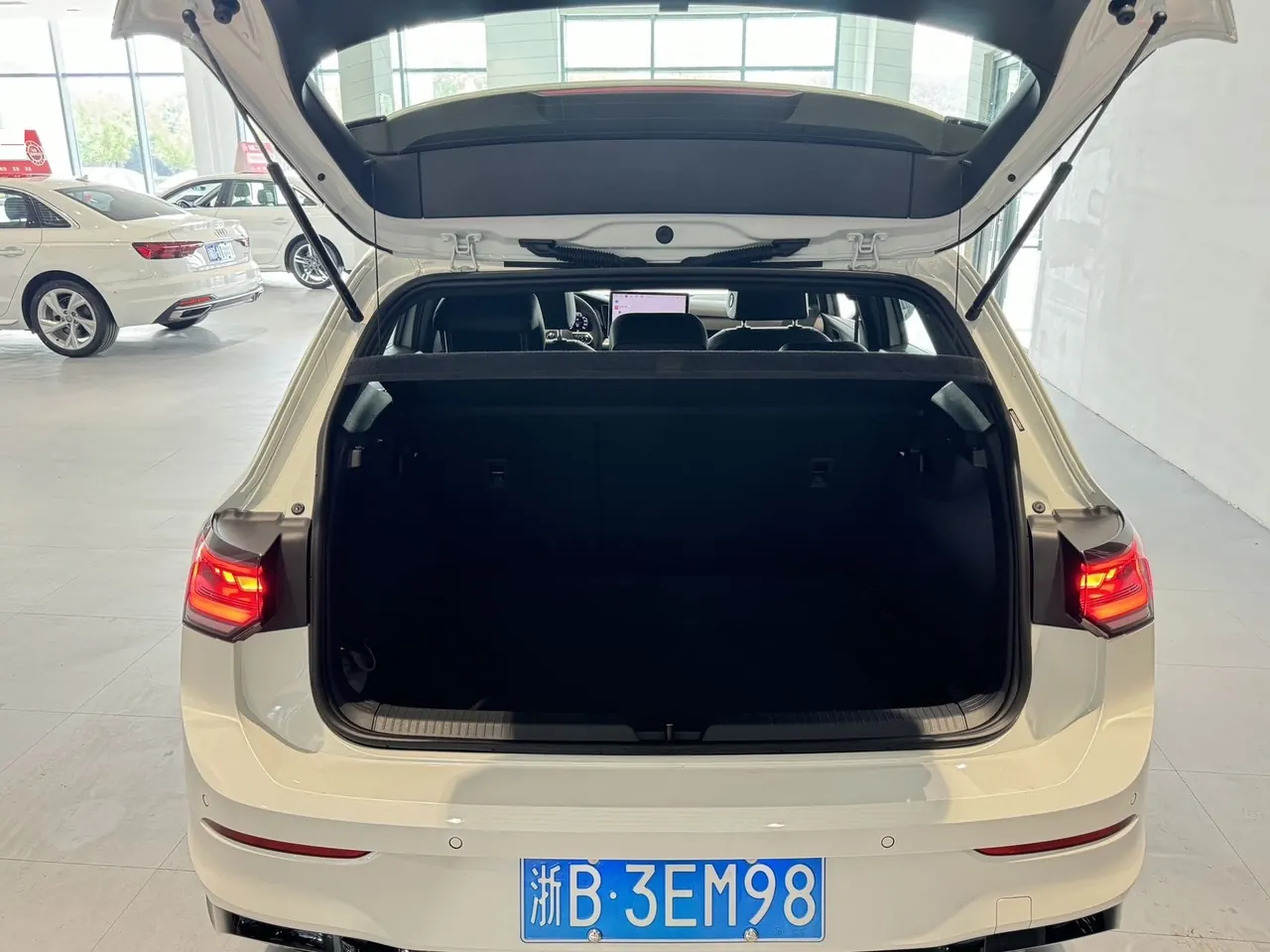 Volkswagen 2025 Golf 8 R-Line 1.5TSI 300TSI (Modified) Automatic Gear 5