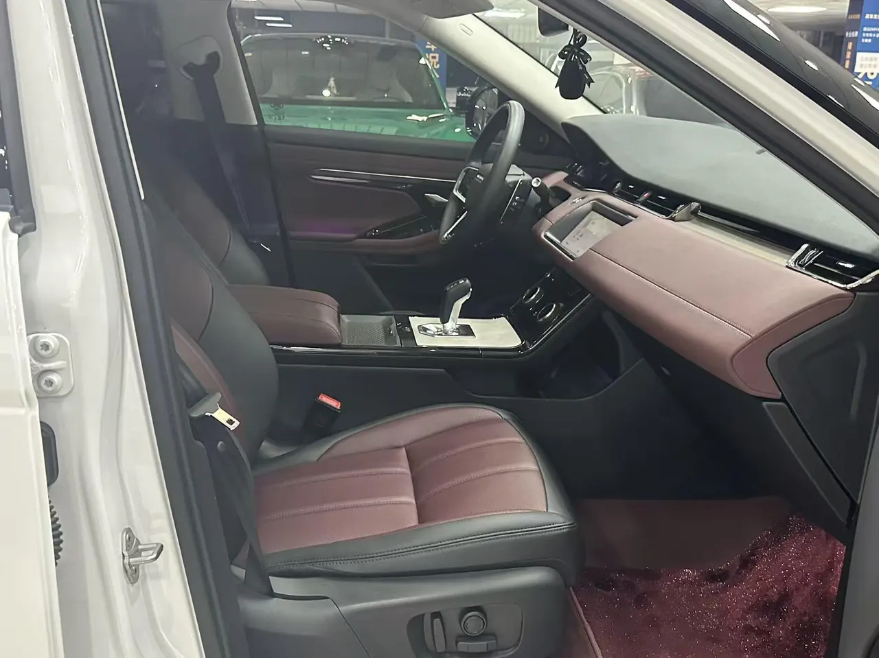 Land Rover Range Rover Aurora New Energy 2023 Range Rover Aurora L PHEV 1.5T P300e Automatic Transmission 6