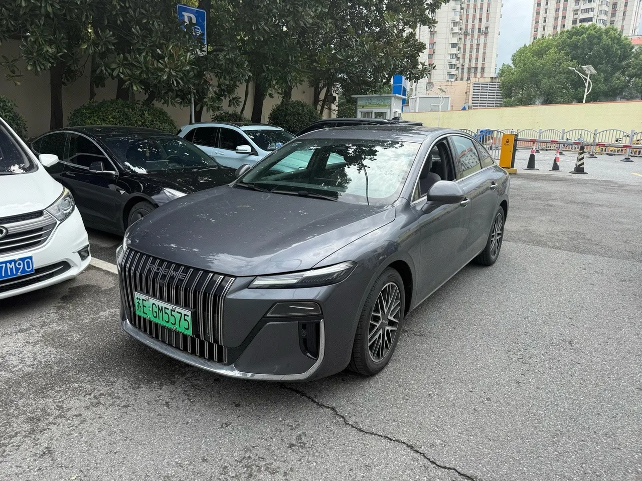 Roewe 2025 M7 DMH 1.5 160km Pleasant Edition Automatic Gear - View 1