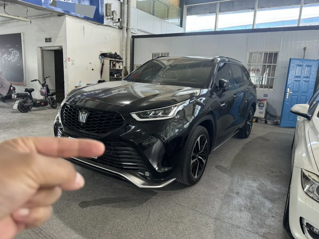 Toyota 2022 Crown Land Release 2.5 Stepless Four-wheel Drive Premium Edition Automatic Gear - View 1