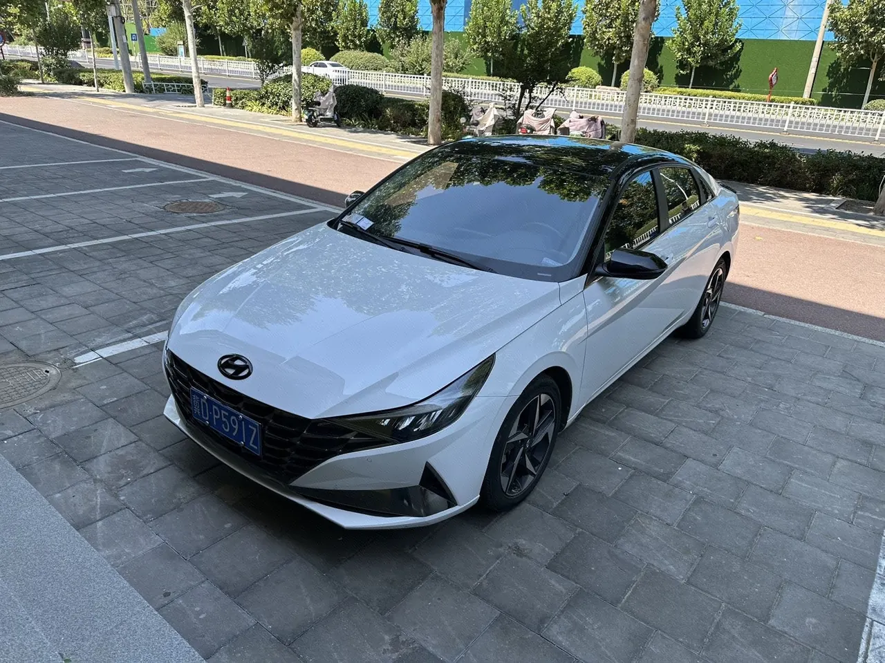 Hyundai 2022 Elantra -3-compartment 1.5 stepless LUX premium automatic gear - View 1