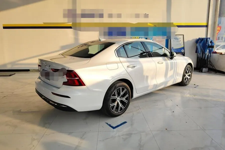 Volvo 2026 S60 48V 2.0T B4 Zhiyi Deluxe Edition Automatic Gear 2