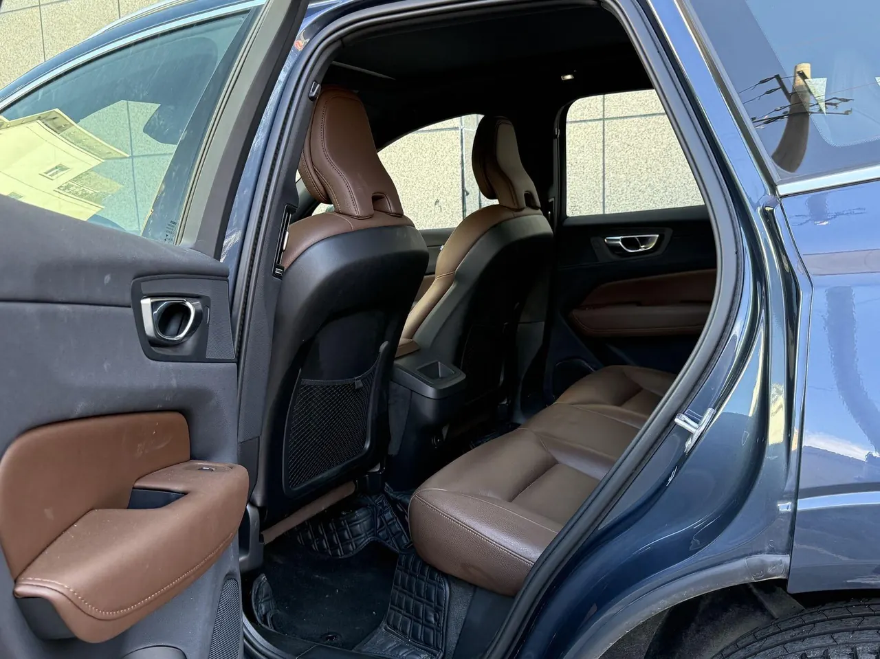 Volvo 2025 XC60 48V 2.0T B5 4-wheel drive Zhiyuan Deluxe Edition Automatic Gear 3