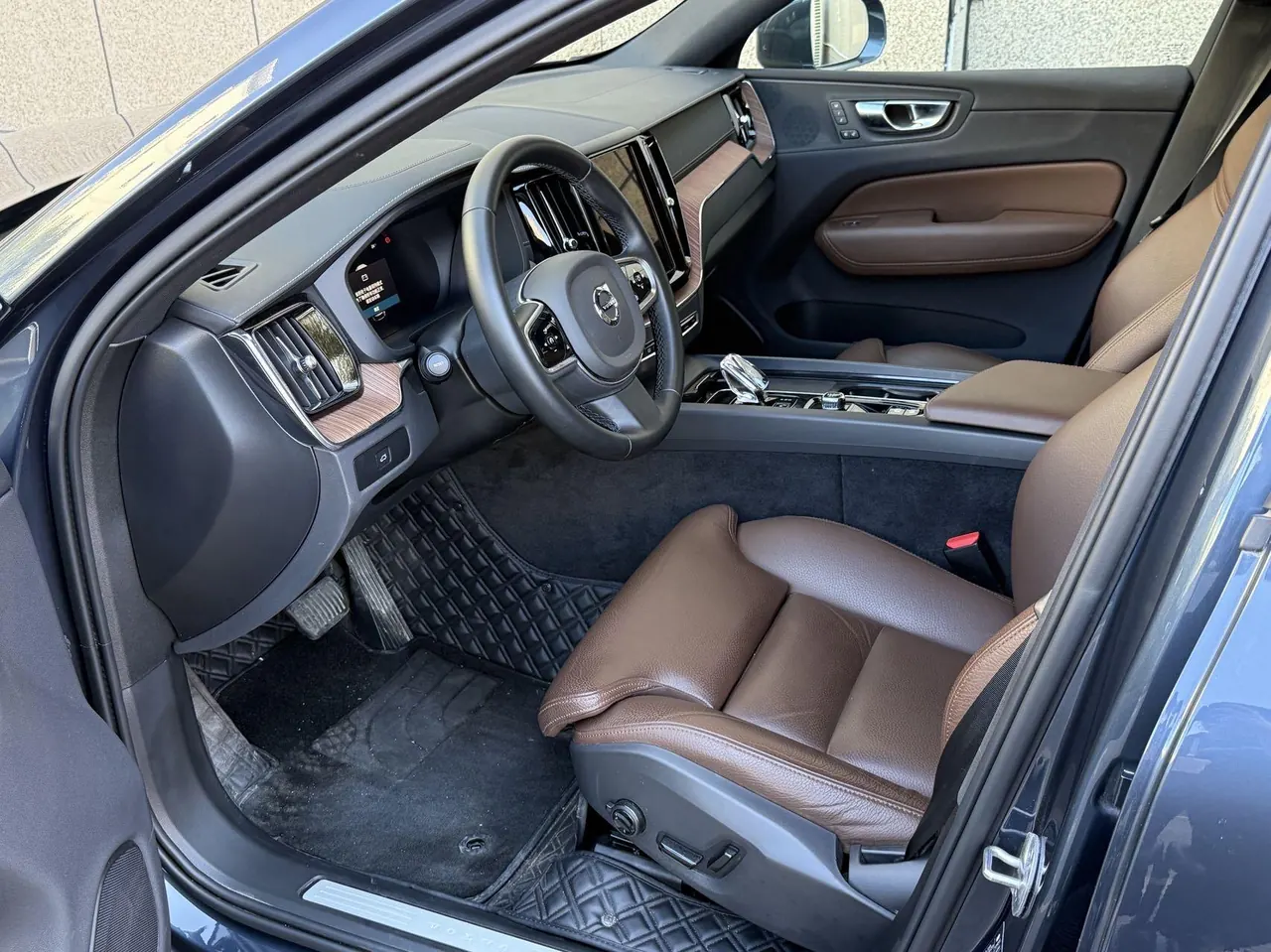 Volvo 2025 XC60 48V 2.0T B5 4-wheel drive Zhiyuan Deluxe Edition Automatic Gear 4