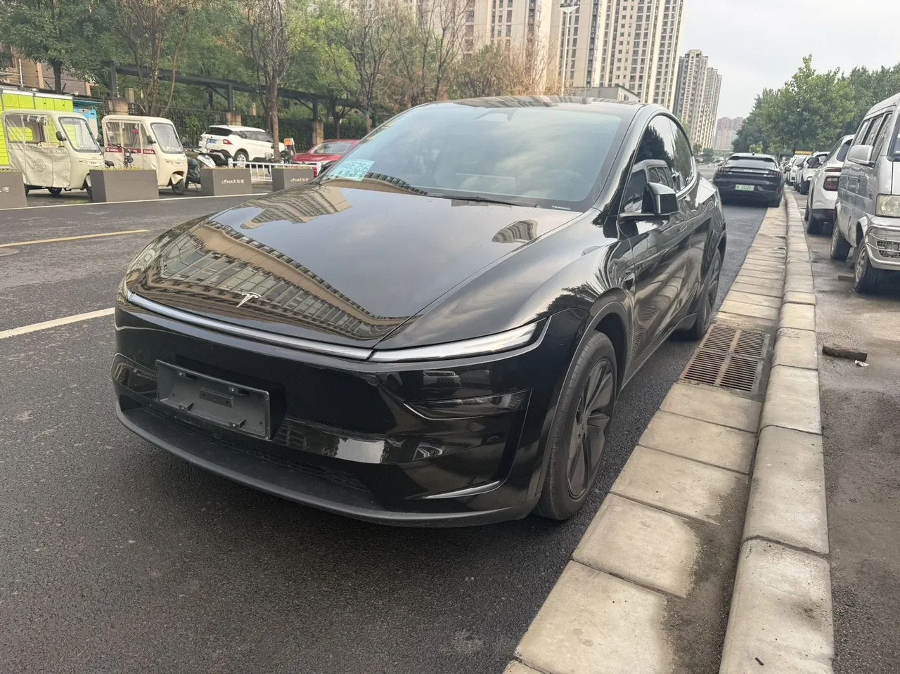 Tesla 2025 Model Y rear-wheel drive version automatic transmission - View 1