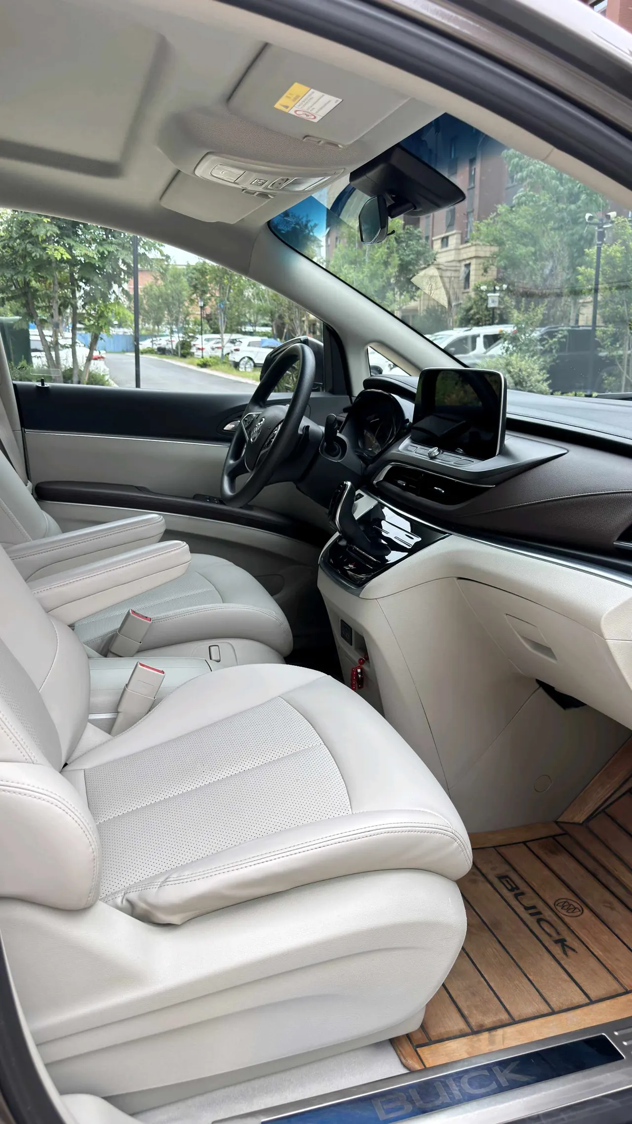 Buick 2023 GL8 Land Business Class 48V 2.0T 652T Luxury Automatic Gear 2