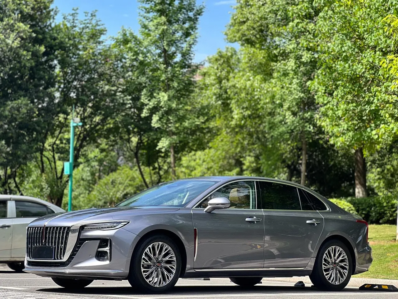 HongQi 2023 H5 2.0T Zhilian Flag Collar Edition Automatic Gear - View 1