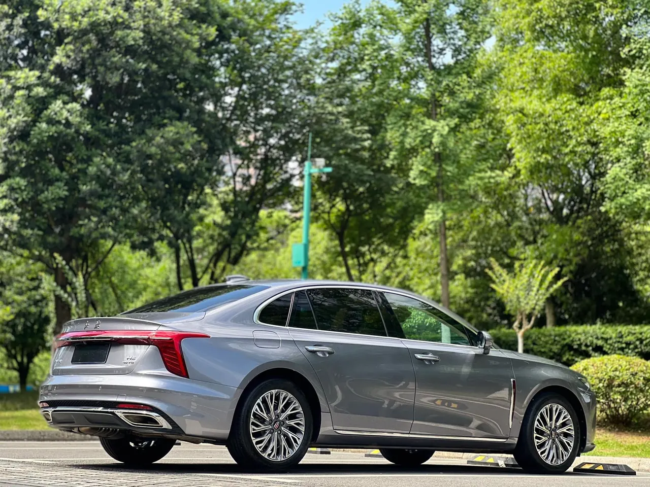 HongQi 2023 H5 2.0T Zhilian Flag Collar Edition Automatic Gear 9