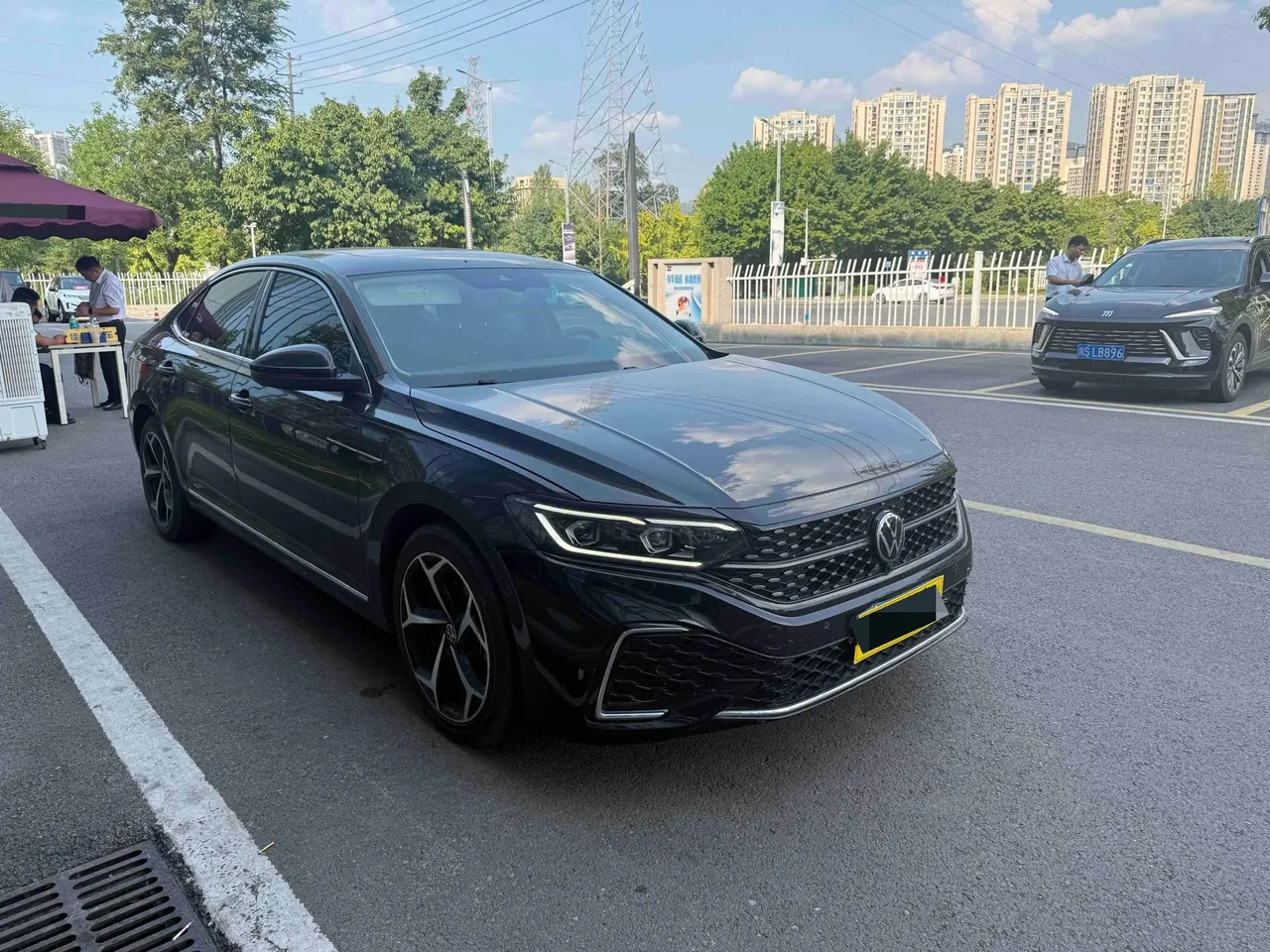 Volkswagen 2023 Passat 2.0TSI 330TSI Star Deluxe Edition Automatic Transmission 3