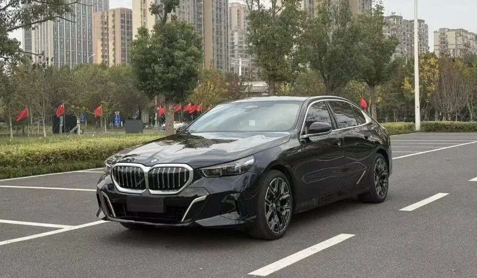 BMW 5 series 2025 530Li 48V 2.0T exclusive m sports suit automatic gear - View 1