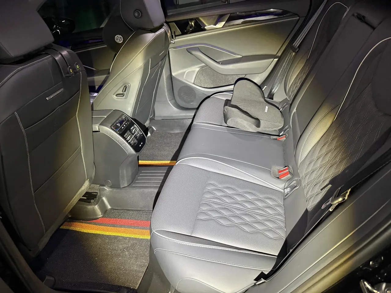 Volkswagen 2026 Magotan 2.0TSI 380TSI Premium Edition Da Mai Bag Automatic Gear 9