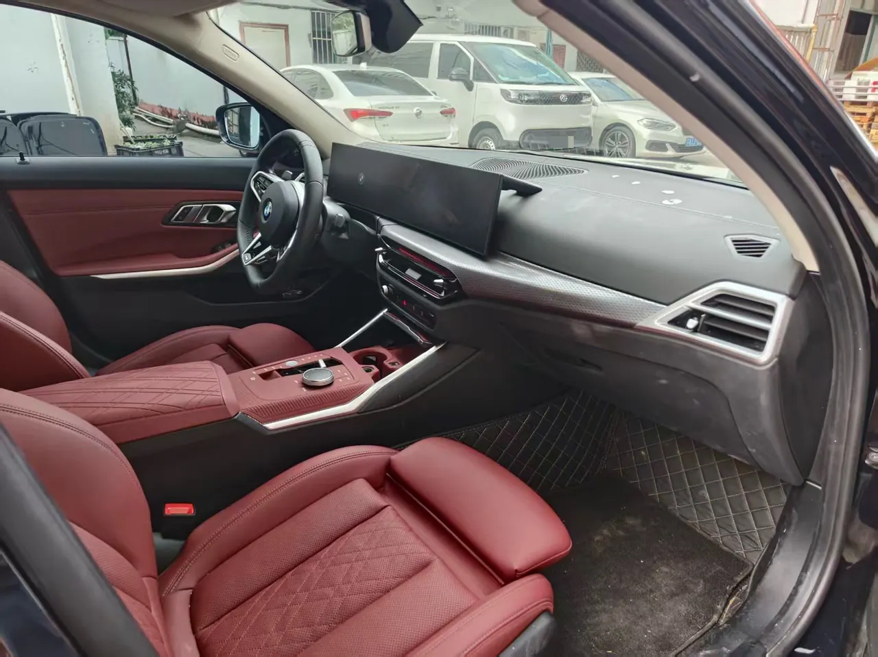 BMW 3 Series 2025 330Li 2.0T M Sports Obsidian Night Suit Automatic Gear 2