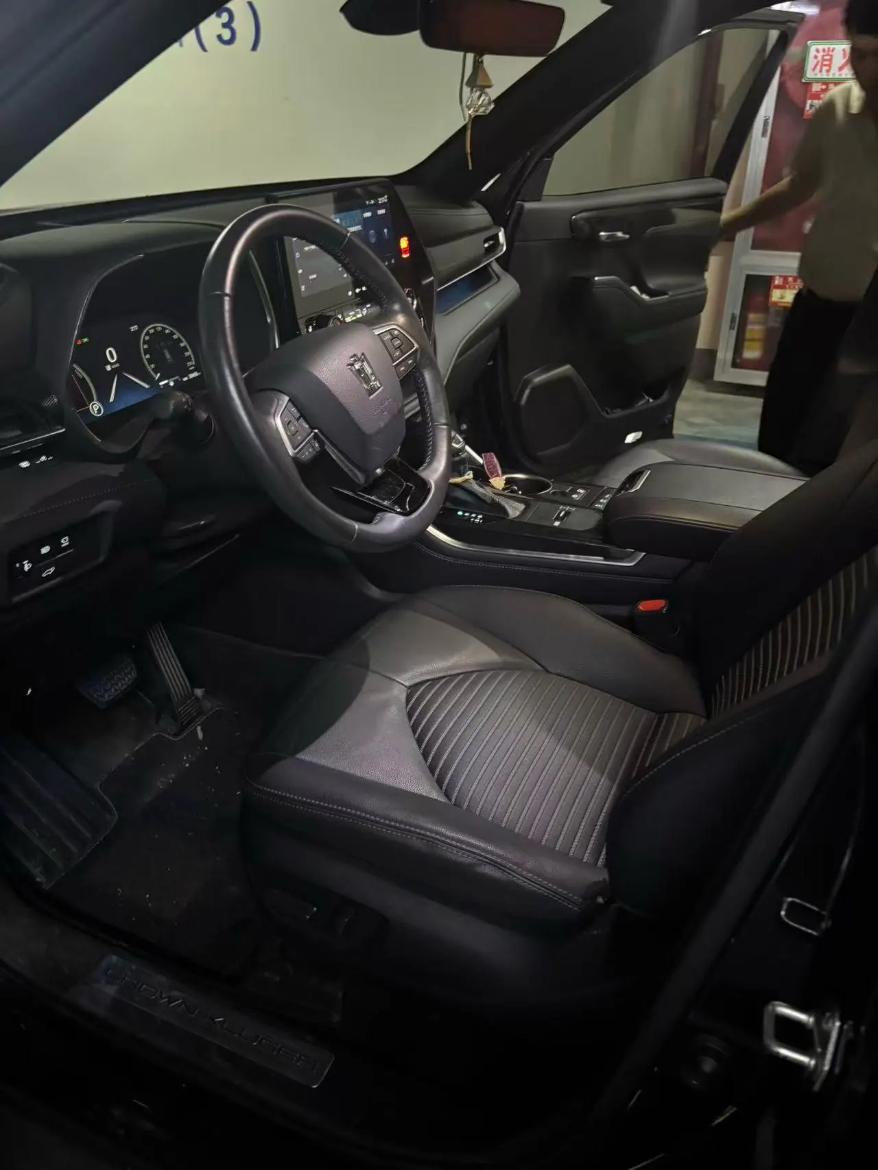 Toyota 2023 Crown Land Release 2.5 Stepless Four-wheel Drive Premium Edition Automatic Gear 3