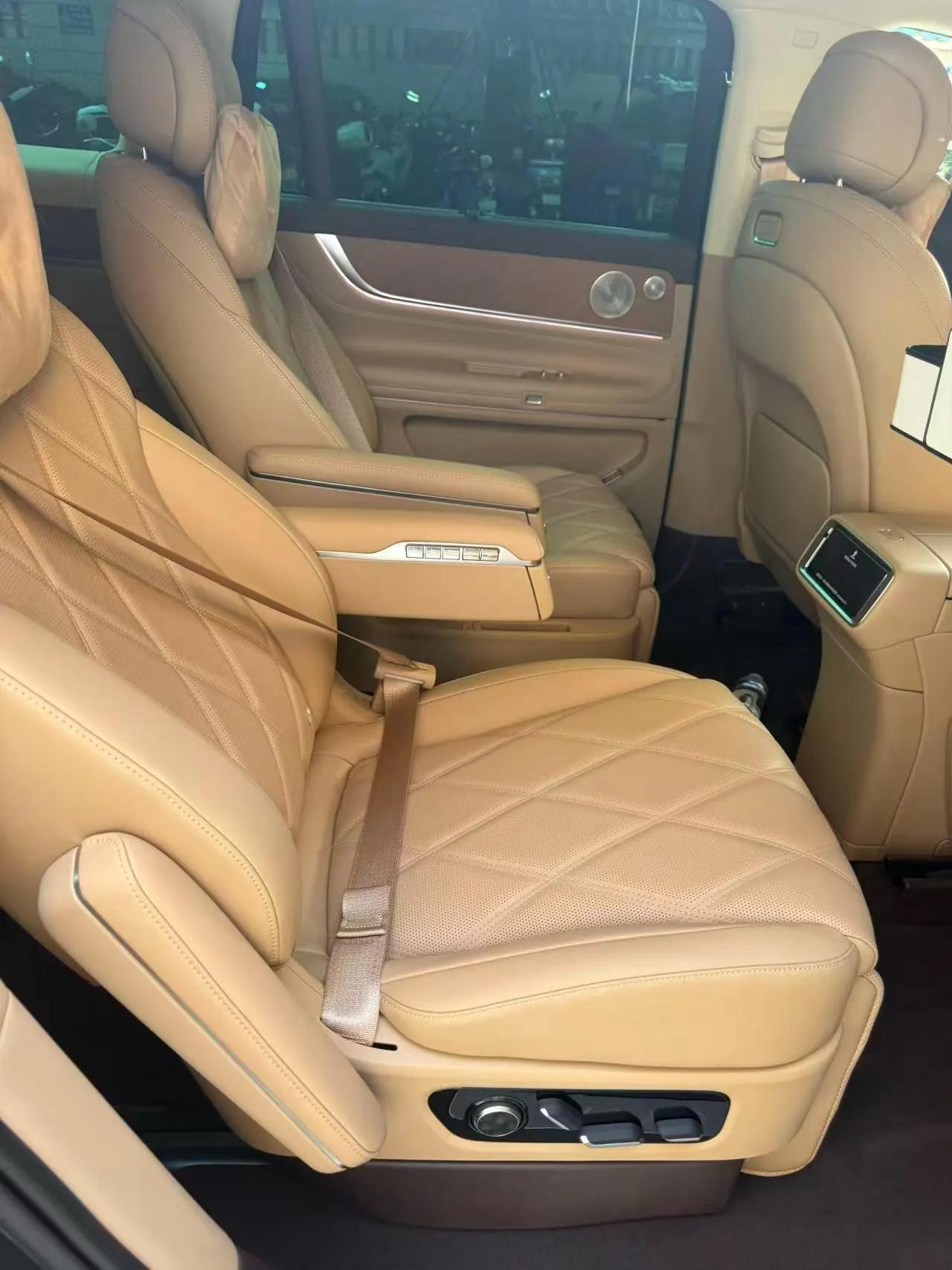 AITO 2025 AITO M9 extended range Ultra version 52kWh 6-seat version (896-line laser Radar) automatic gear 5