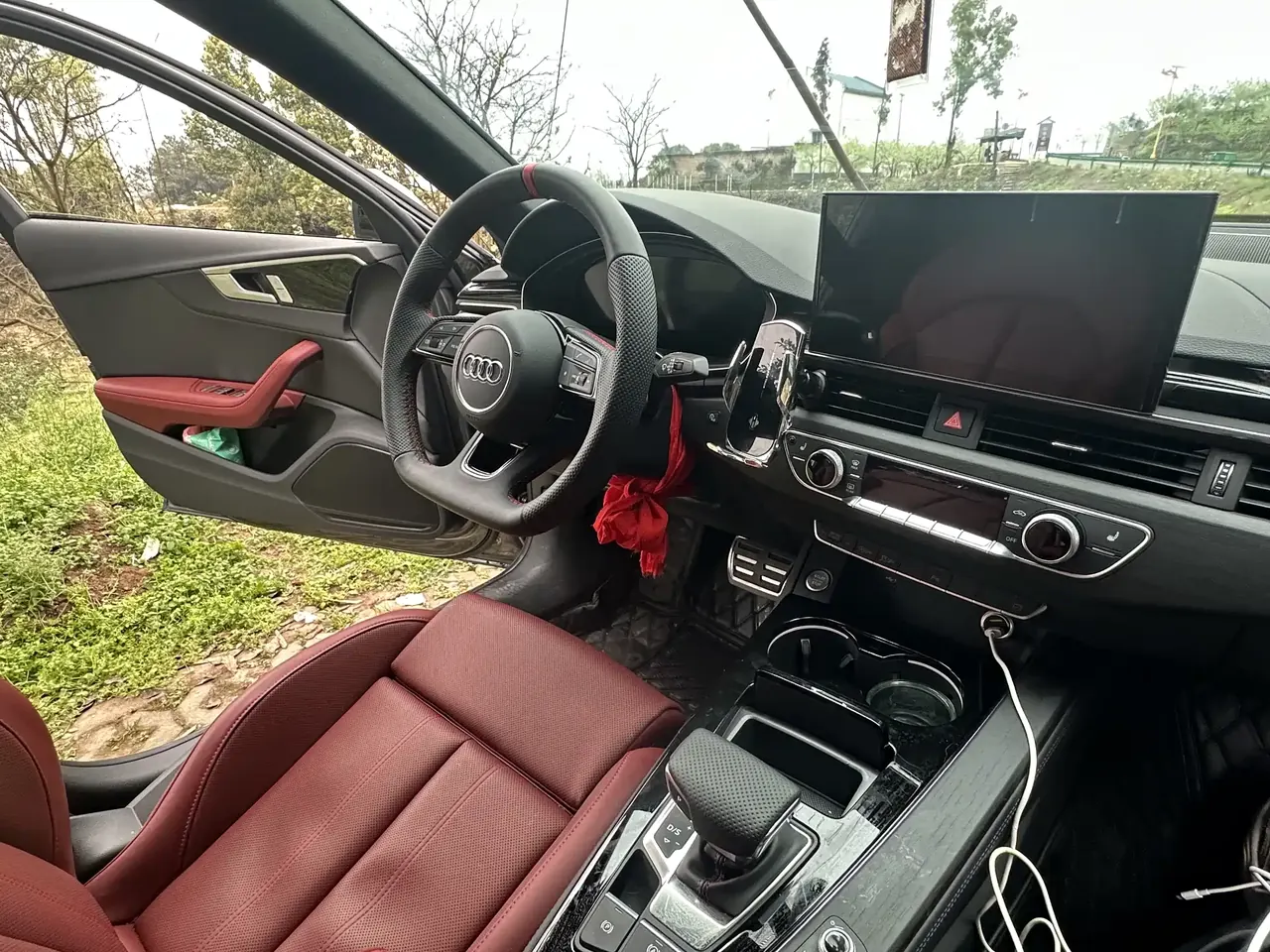 Audi 2025 A4L 2.0TFSI 40TFSI 2 million‑vehicle celebration edition, luxury sporty model, automatic transmission 3