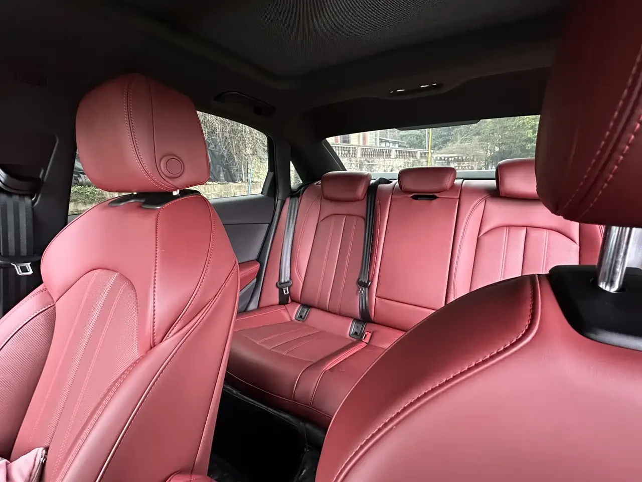 Audi 2025 A4L 2.0TFSI 40TFSI 2 million‑vehicle celebration edition, luxury sporty model, automatic transmission 5