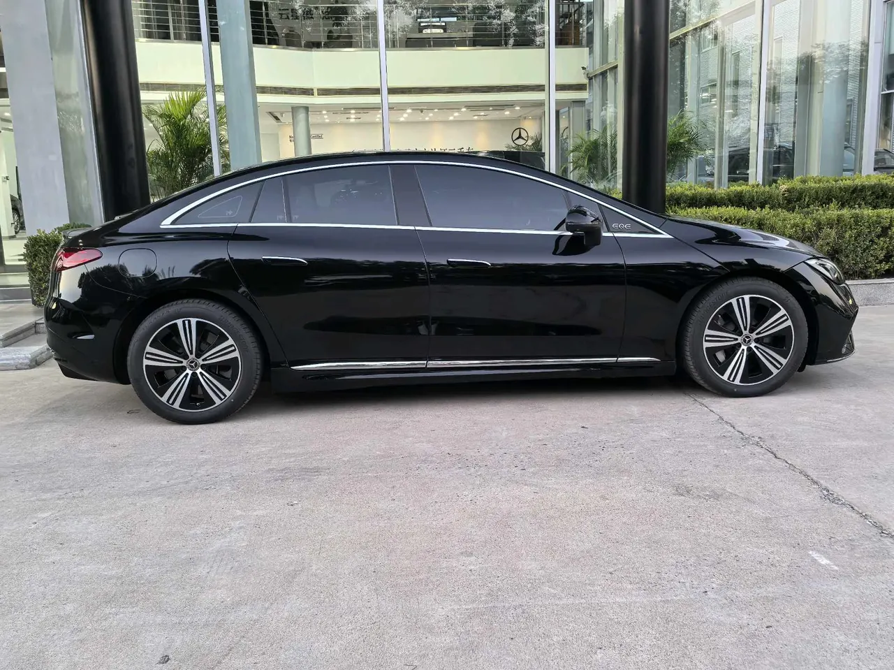 Mercedes Benz 2025 EQE 500 4MATIC EQE 500 4MATIC Deluxe Edition Automatic Gear 2