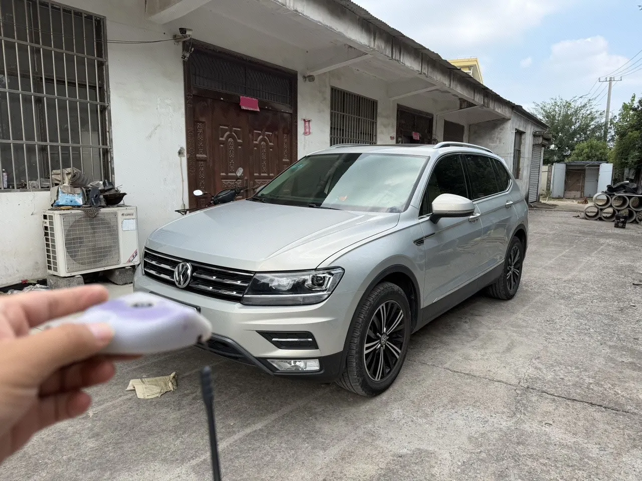 Volkswagen 2020 Tiguan L 2.0TSI 330TSI Two-Drive Panoramic Comfort Edition Automatic Gear - View 1