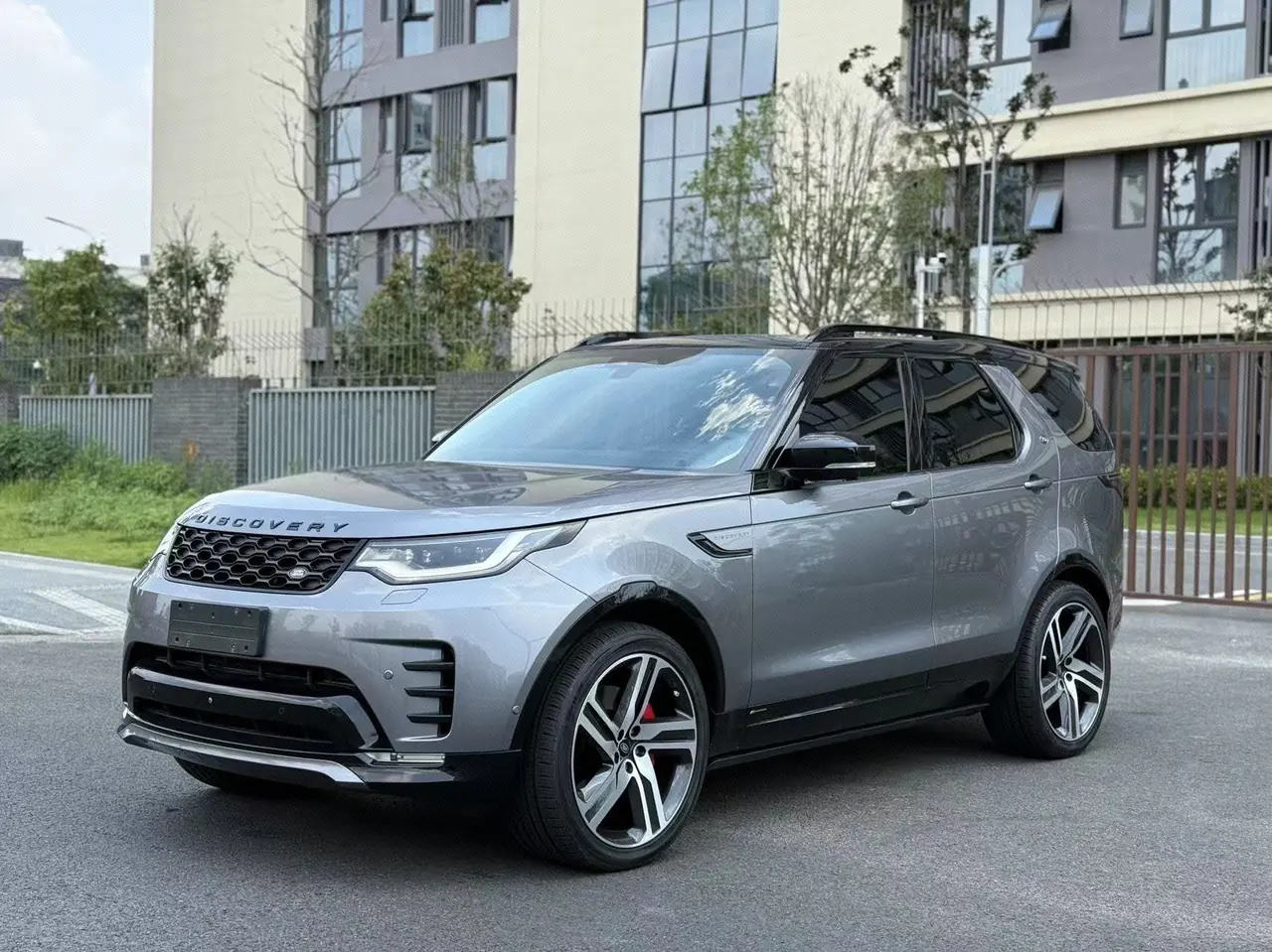 Land Rover Discovery (Imported) 2021 Discovery 5 48V 3.0T 360PS R-Dynamic SE Automatic Gear - View 1