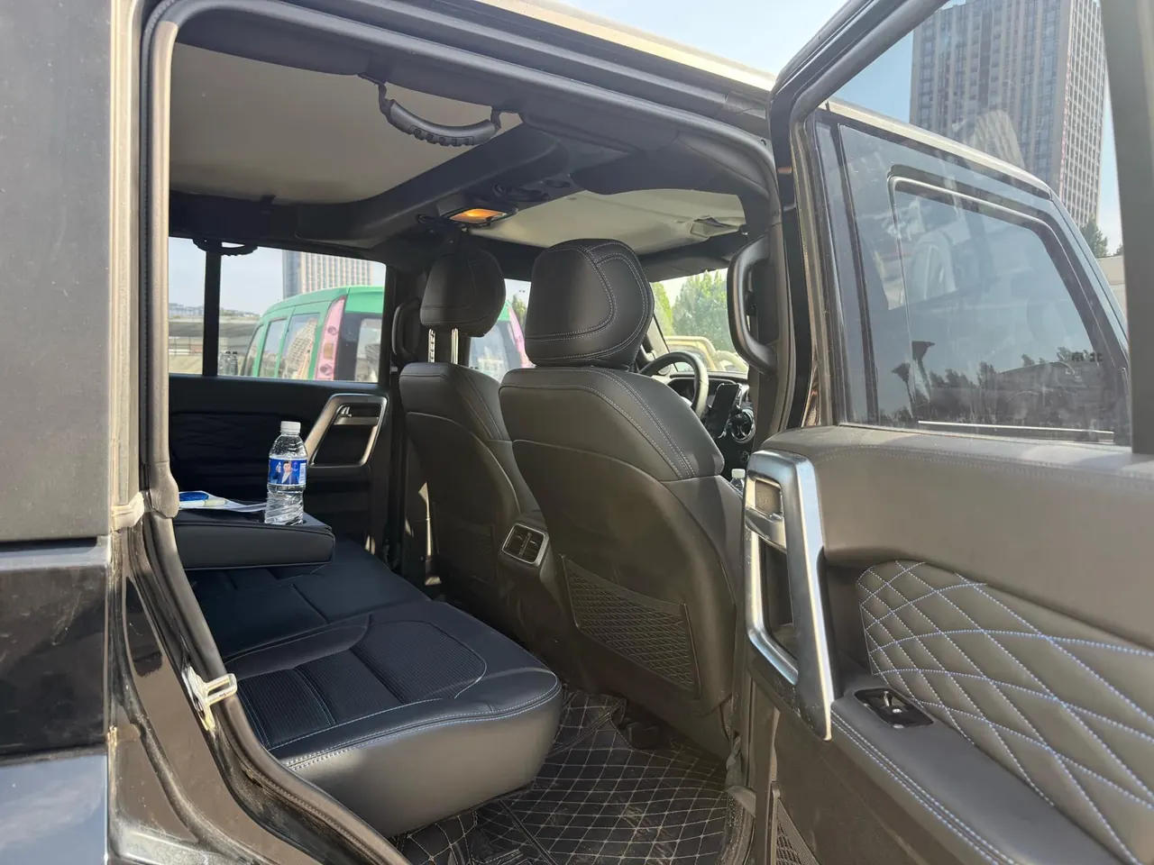 Beijing 2020 BJ40 2.0T 4-wheel drive city hunter version chivalrous automatic gear 6
