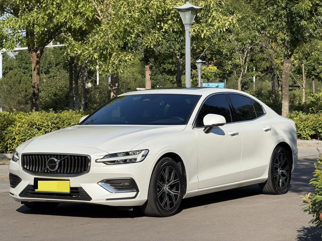 Volvo 2023 S60 48V 2.0T B4 Zhiyi Deluxe Edition Automatic Gear - View 1