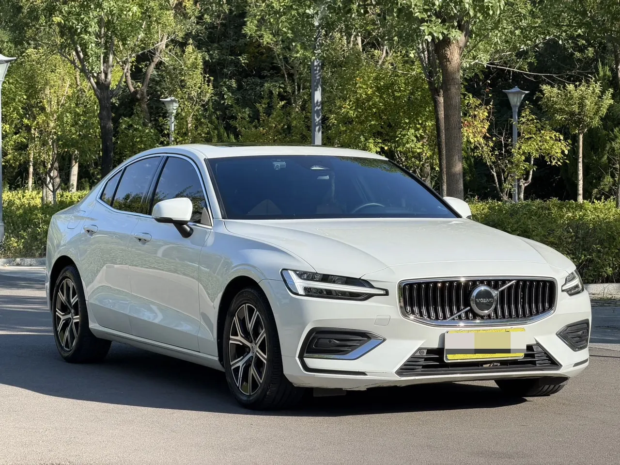 Volvo 2023 S60 48V 2.0T B4 Zhiyi Deluxe Edition Automatic Gear 3