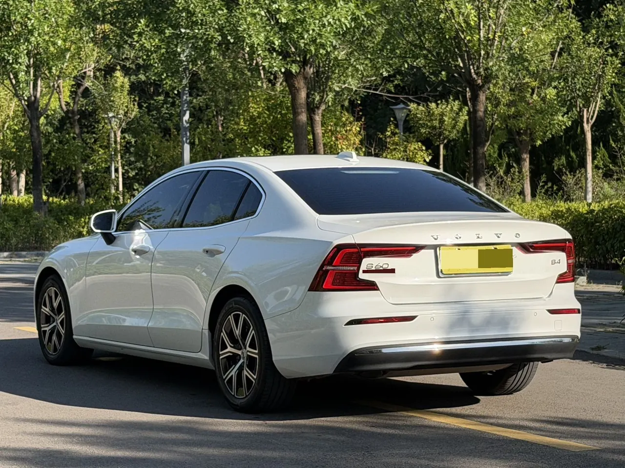Volvo 2023 S60 48V 2.0T B4 Zhiyi Deluxe Edition Automatic Gear 8