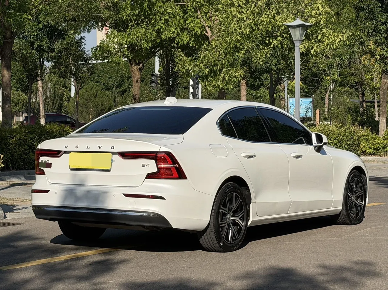 Volvo 2023 S60 48V 2.0T B4 Zhiyi Deluxe Edition Automatic Gear 9