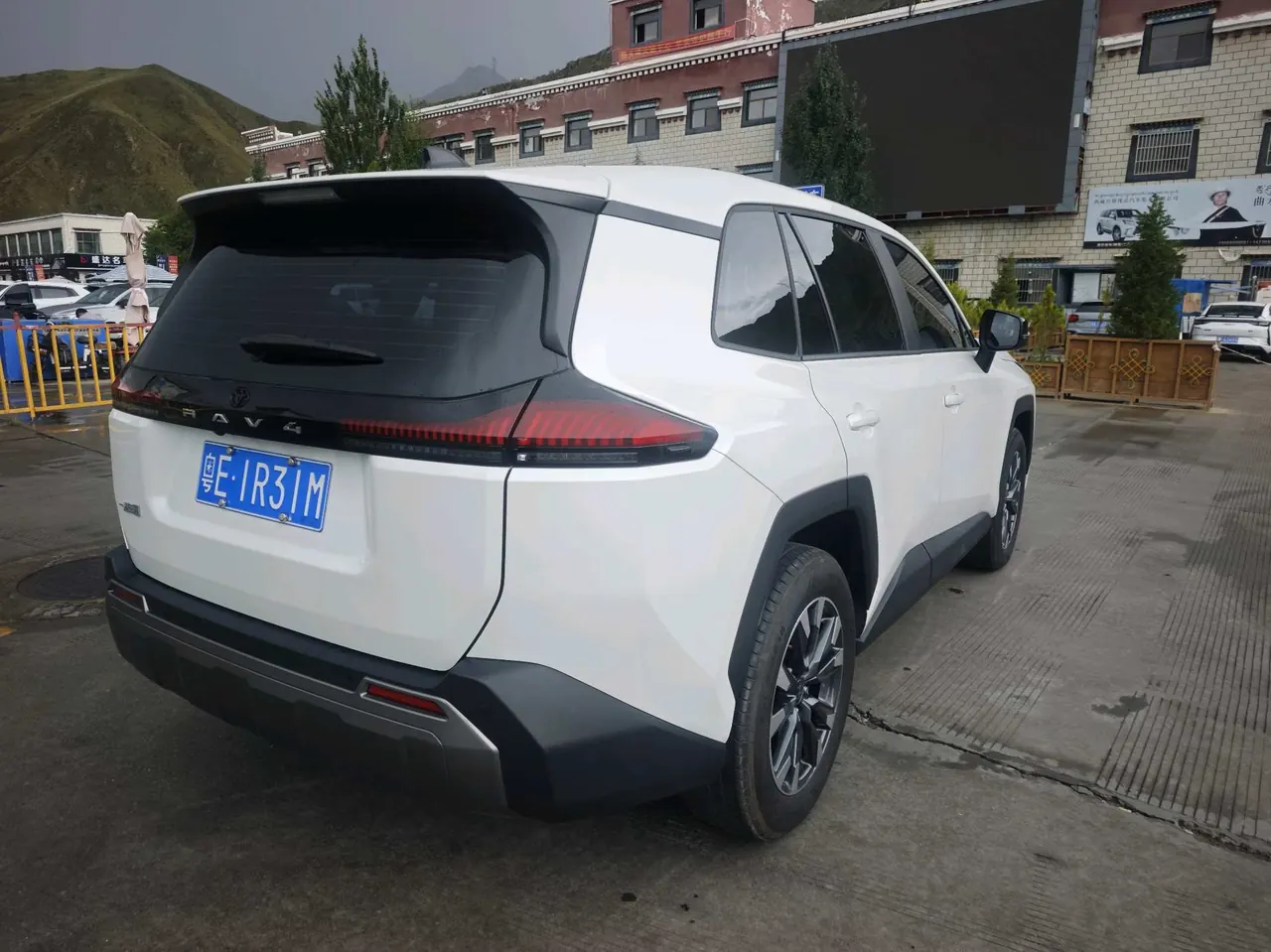 Toyota 2026 RAV4 Rongbo 2.0 Stepless Two-Drive Deluxe Automatic Gear 9