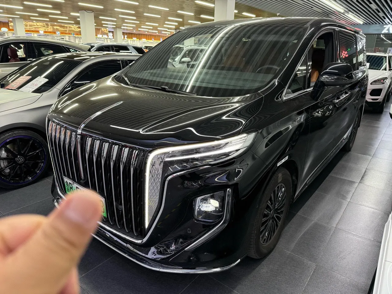 HongQi 2026 HQ9 PHEV 2.0T 4WD Premium Edition Automatic Gear - View 1