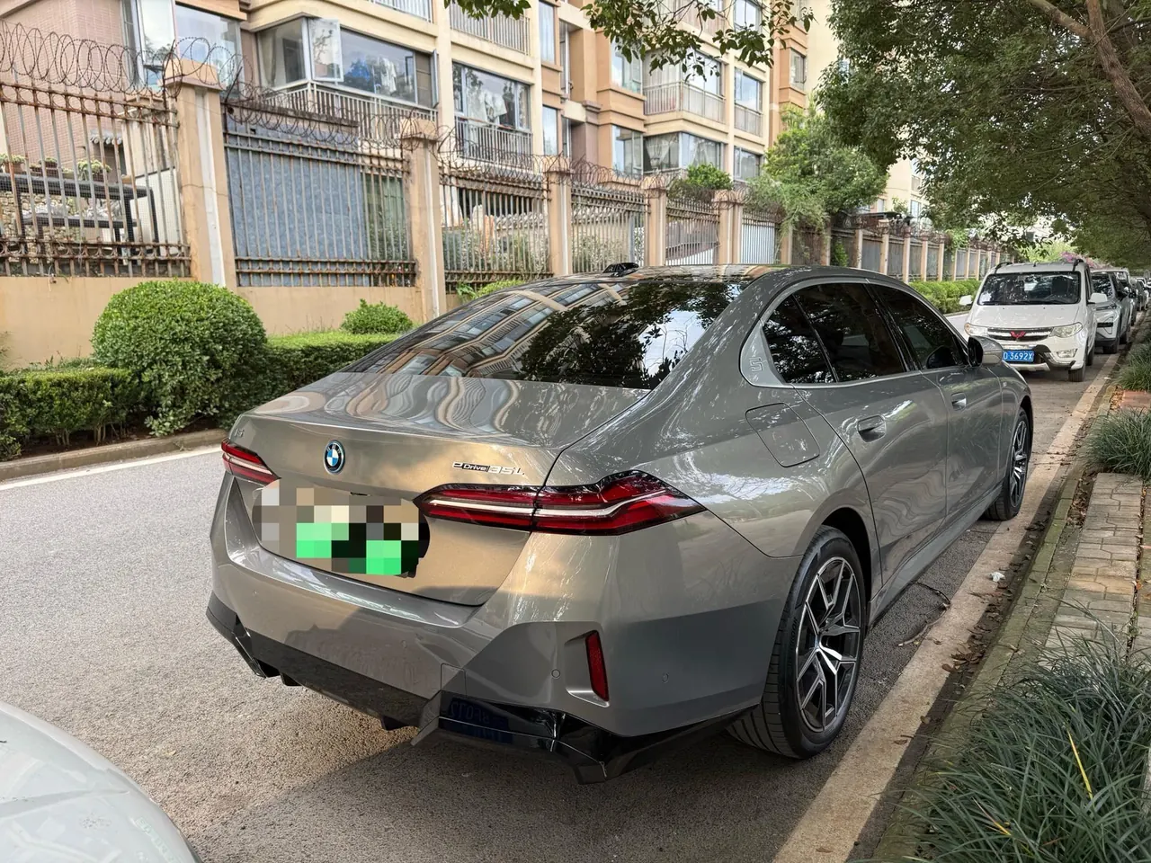 BMW 2024 i5 eDrive 35L M sports suit automatic gear 2