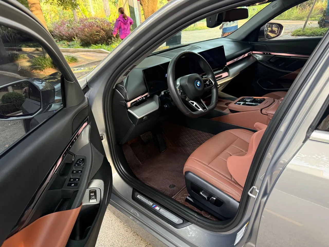 BMW 2024 i5 eDrive 35L M sports suit automatic gear 3