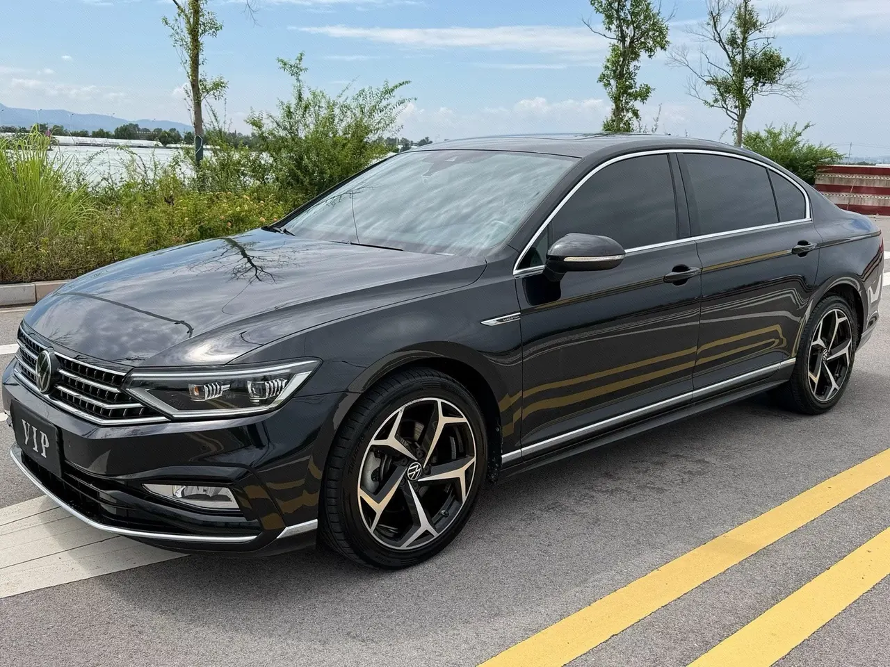 Volkswagen 2023 Magotan 2.0TSI 330TSI 2 million Commemorative Luxury Automatic Gear - View 1