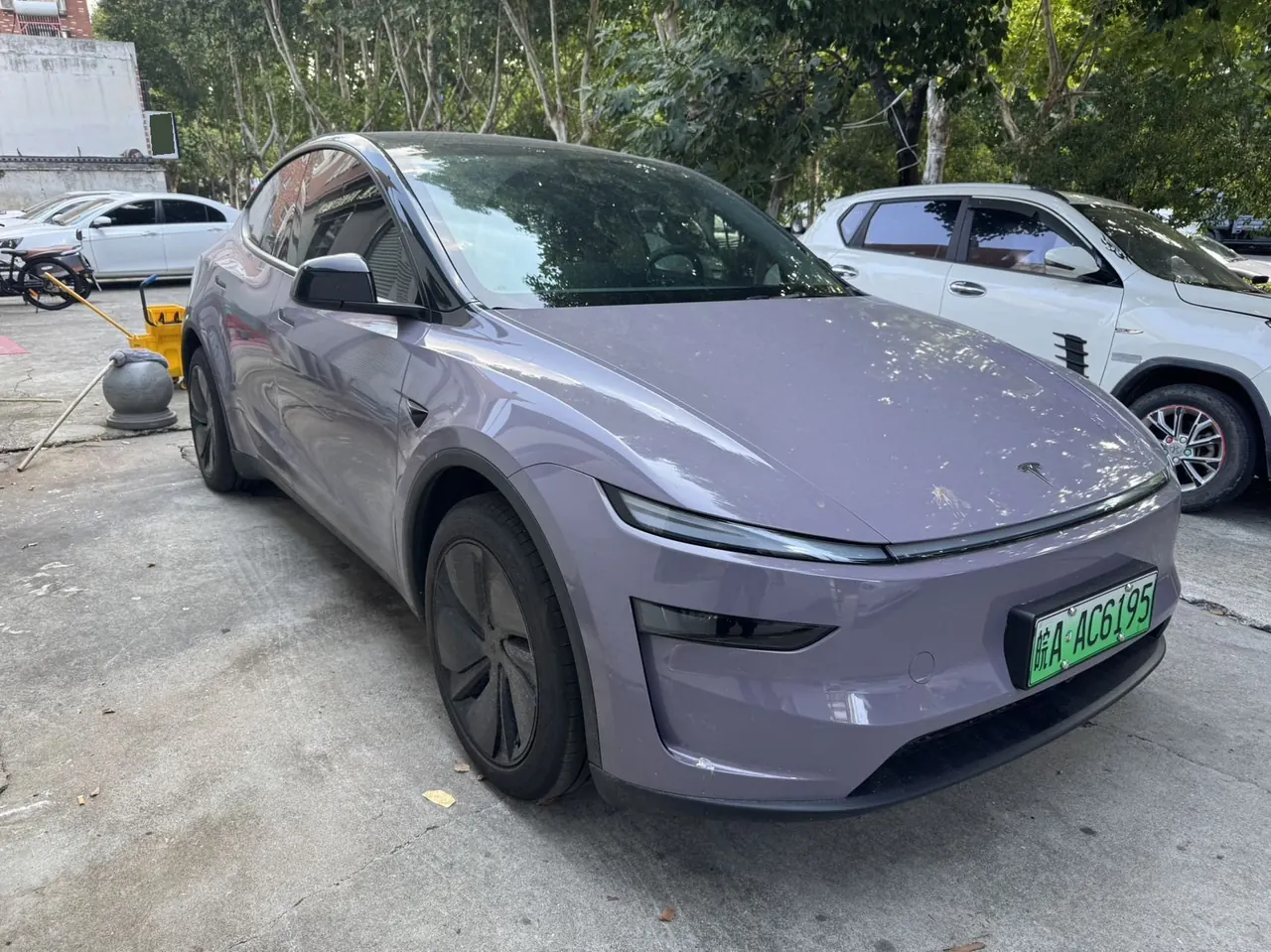 Tesla 2025 Model Y rear-wheel drive version automatic transmission 3
