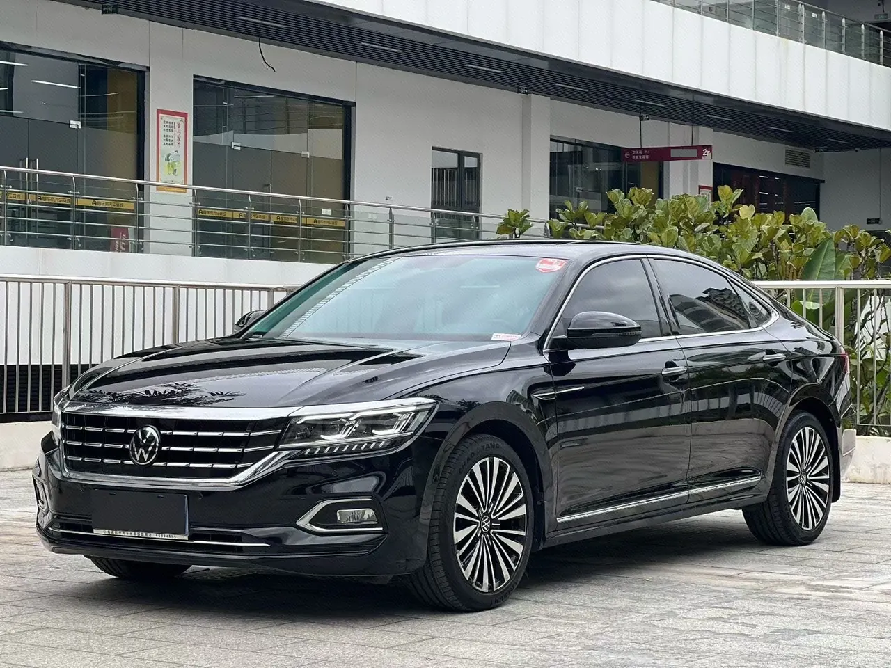 Volkswagen 2020 Passat 2.0TSI 330TSI Deluxe Edition Automatic - View 1