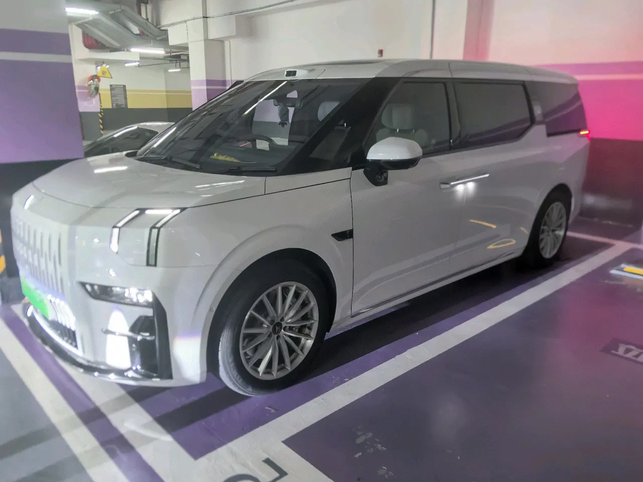 Zeekr 2024 Zeekr 009 7-seat aisle version 108kWh automatic gear - View 1
