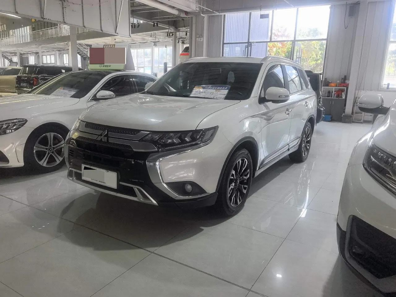 Mitsubishi 2021 Outlander 2.4 stepless four-wheel drive to enjoy the version of the 5-seat automatic gear - View 1