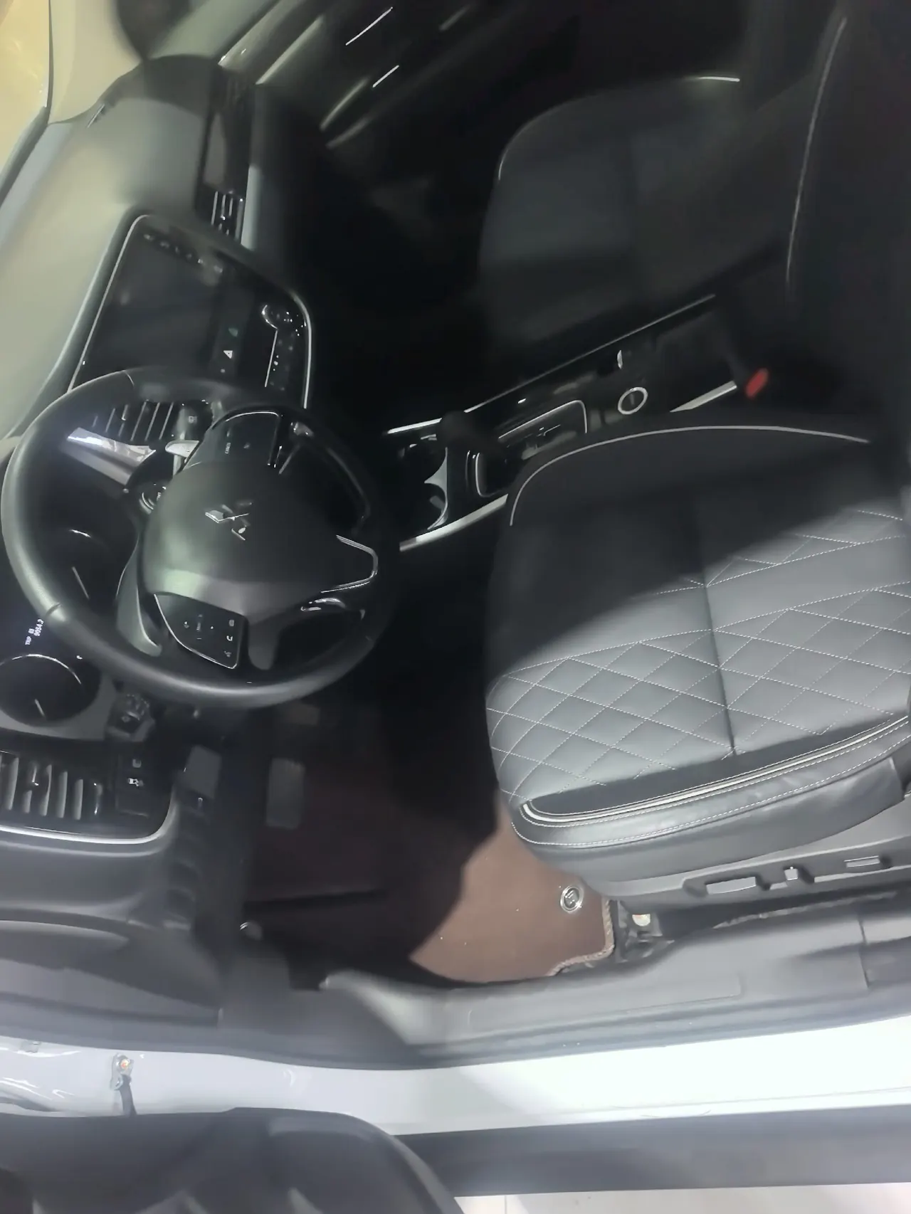 Mitsubishi 2021 Outlander 2.4 stepless four-wheel drive to enjoy the version of the 5-seat automatic gear 3