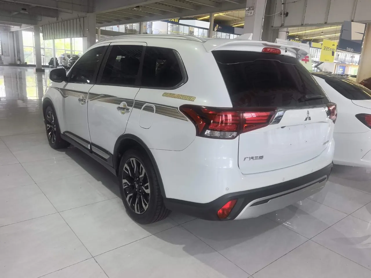 Mitsubishi 2021 Outlander 2.4 stepless four-wheel drive to enjoy the version of the 5-seat automatic gear 4