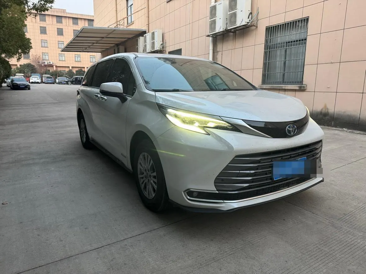 Toyota 2021 Sana 2.5 Stepless Deluxe Edition Automatic Gear 3