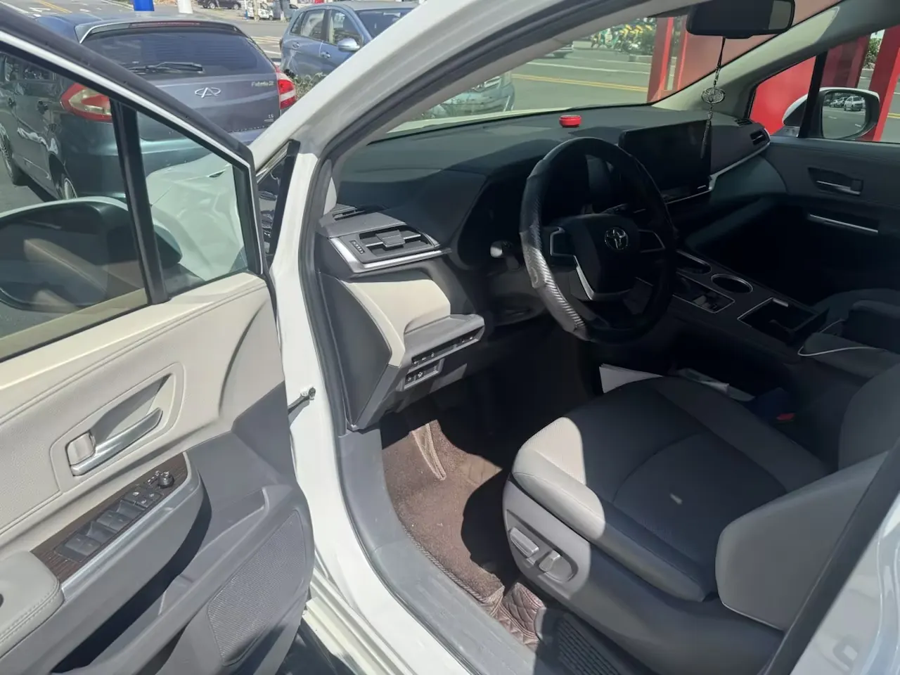 Toyota 2021 Sana 2.5 Stepless Deluxe Edition Automatic Gear 4