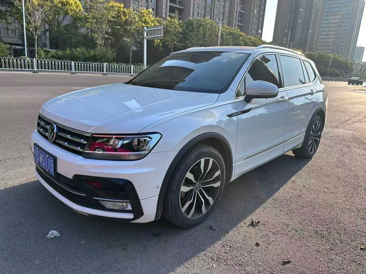 Volkswagen 2021 Tiguan L R-Line 2.0TSI 330TSI Two-Drive Overdrive Automatic Gear - View 1