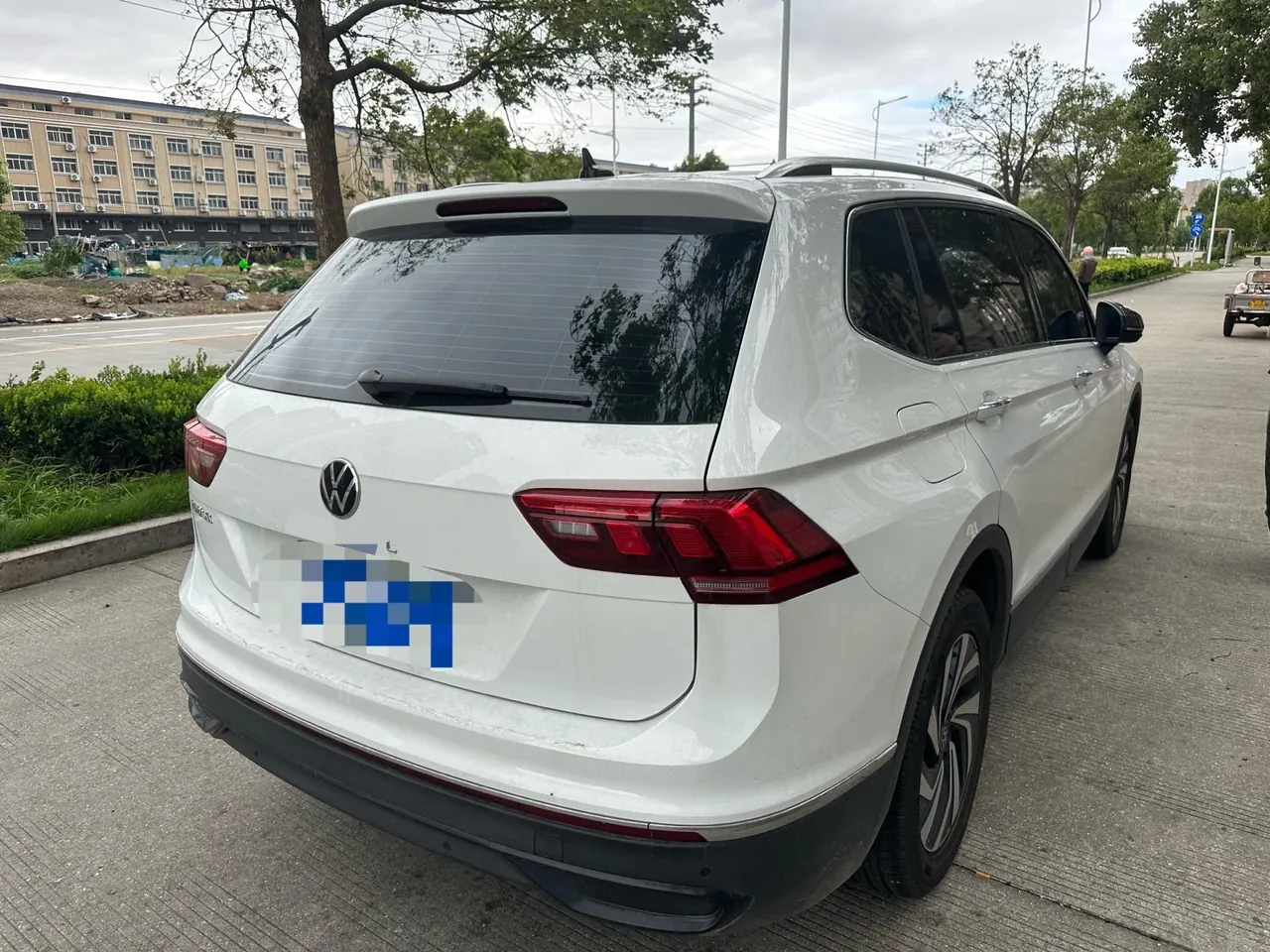 Volkswagen 2025 Tiguan L 1.5TSI 300TSI outstanding two-wheel drive Longteng version automatic gear 3